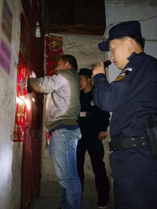 白山粗心妈妈误将幼女锁家中 民警全城寻开锁师傅开门